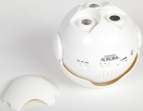 HomeStar Aurora Alaska үй планетарийінің қақпағы ақ корпуста қорғанысы шешілген