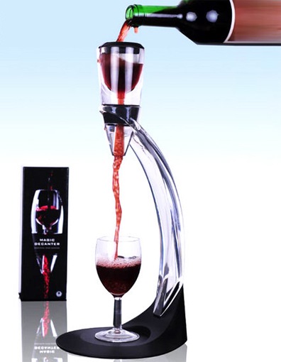 Аэратор модели "Magic Decanter Deluxe" позволит раскрыть букет вина в процессе его розлива по бокалам из откупоренной бутылки