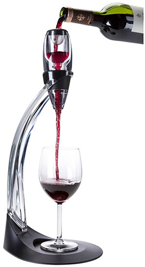 Аэратор модели "Magic Decanter Deluxe" позволит раскрыть букет вина в процессе его розлива по бокалам из откупоренной бутылки
