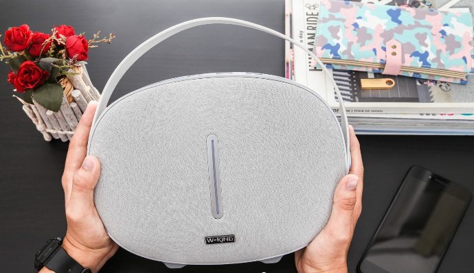 Led wireless charging speaker bt2301. Harman Kardon Onyx Studio 5. Harman Kardon Onyx 6. Harman Onyx Studio 6. Колонка Harman/Kardon 2020.
