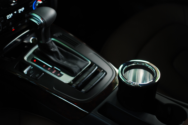 Нагревайте и охлаждайте напитки за считанные минуты с универсальным автомобильным держателем для кружек "Smart Holder Hot"