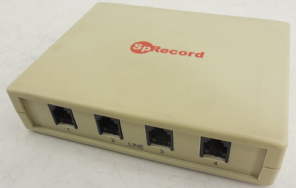 На фото показан 4-хканальный адаптер — ключевой элемент системы записи телефонных переговоров SpRecord A4