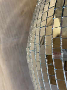 Уцененный зеркальный диско  шар диаметром 40 см