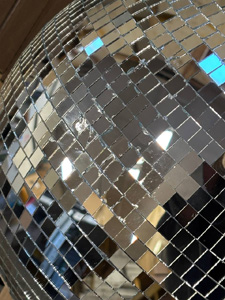 Уцененный зеркальный диско  шар диаметром 40 см